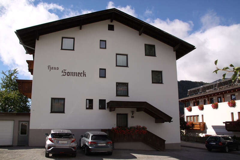 Frontale Hausansicht von Haus Sonneck in Serfaus